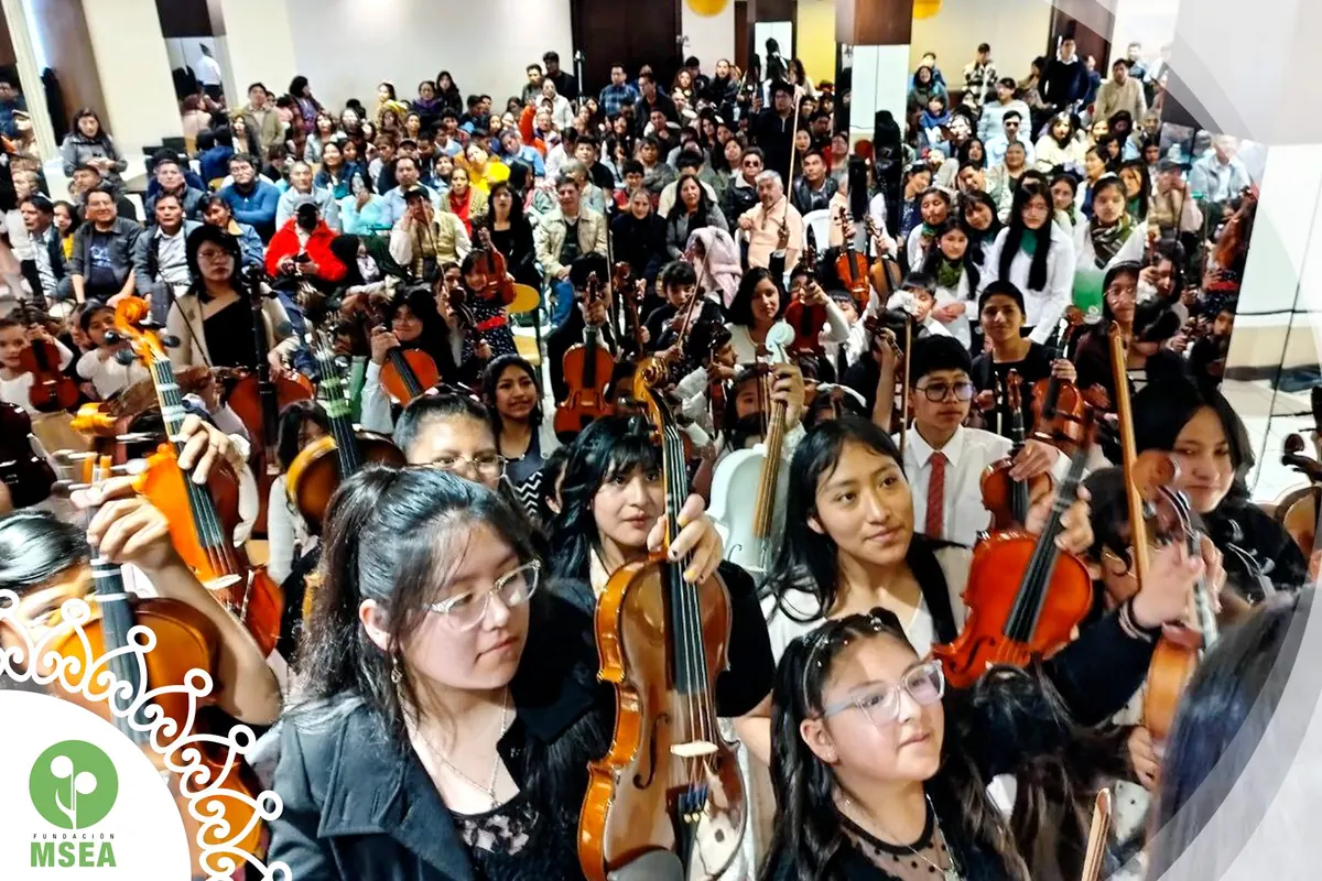 Jóvenes músicos de la orquesta MSEA con sus violines y violonchelos